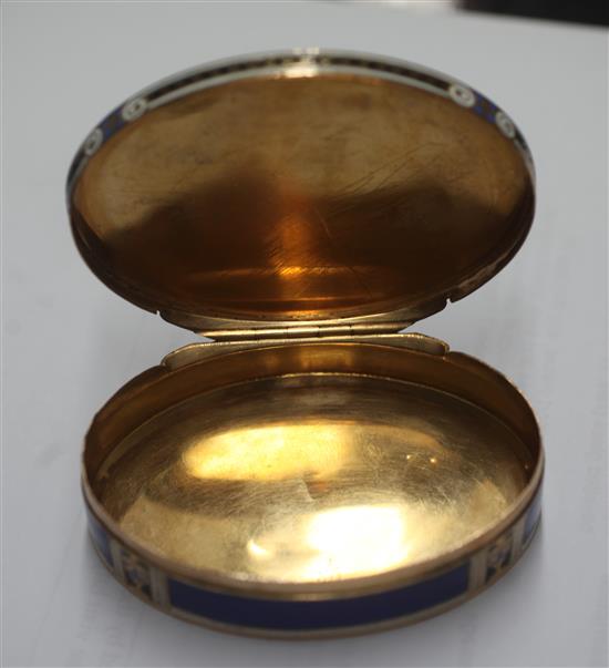 An early 19th century Swiss 18ct gold and enamelled oval snuff box, 72mm.